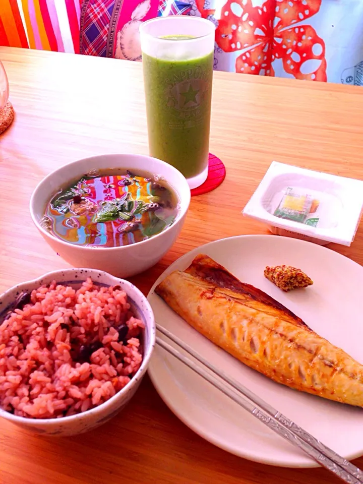 朝飯:赤飯、鯖焼き、鳥レバの中華スープ、|RyoMaさん