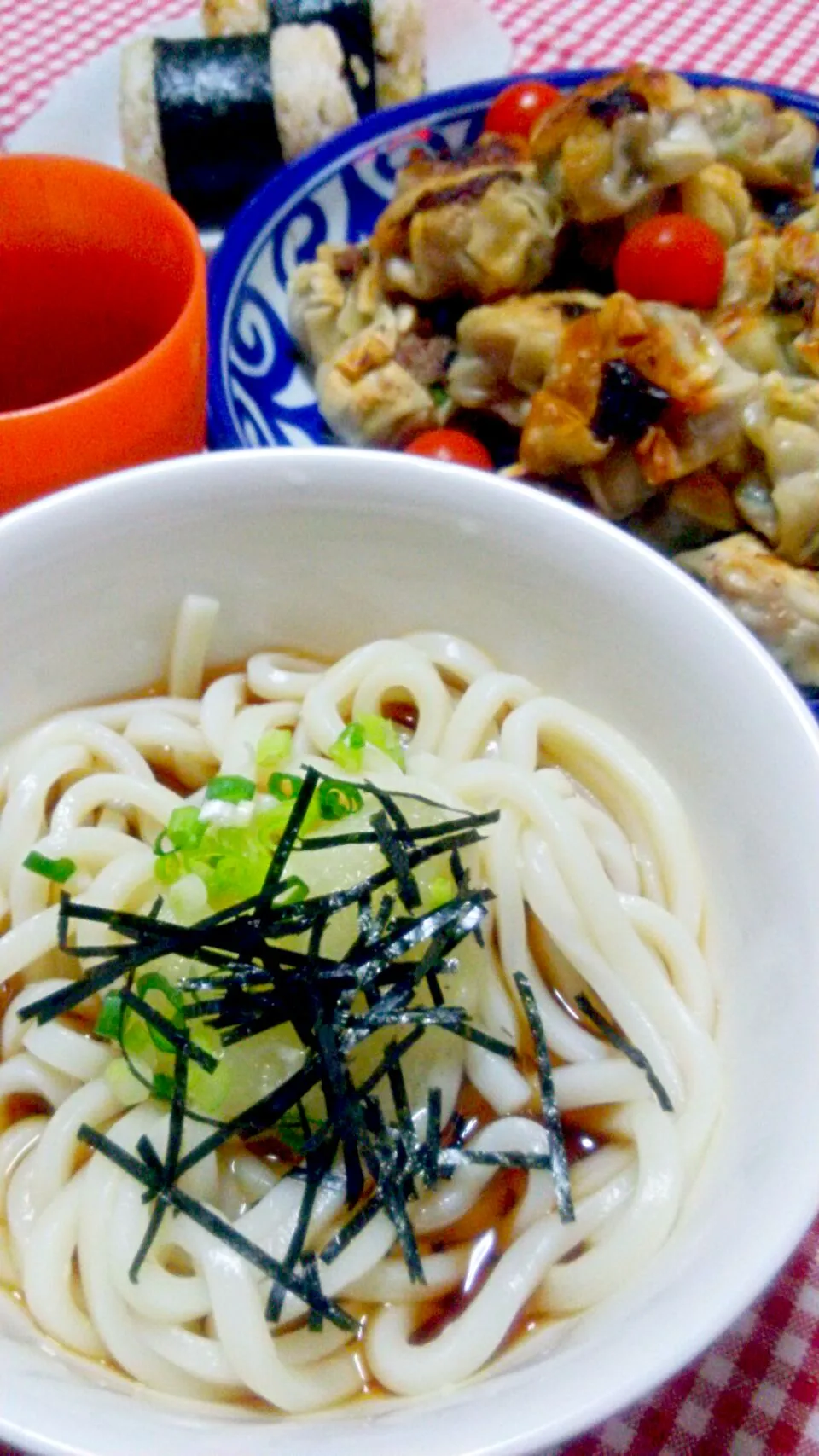 冷やしおろしうどん(大根･刻み海苔･青ねぎ)、俵むすび(天かす･塩昆布)、にら饅頭(豚挽肉･にら)、プチトマト|まあるさん