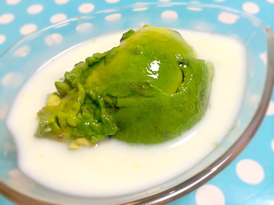 Avocado with honey and fresh milk|Liezlさん