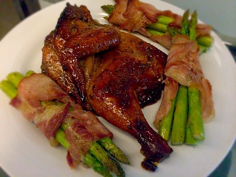 Grilled pepper chicken with bacon-wrapped asparagus|Marilyn Khooさん