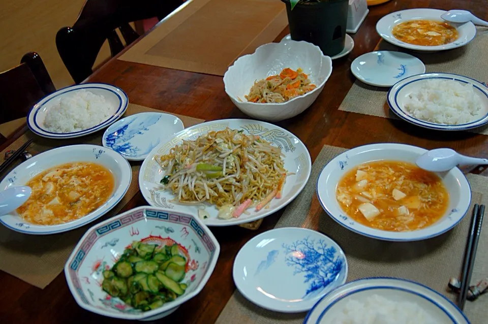 Snapdishの料理写真:今日の晩ご飯 

光楽園の皿うどん２人前とレンコンと人参のキンピラ、キュウリの漬け物、キムチと豆腐と溶き卵のキムチスープ、彩りもキレイしかも美味しい。|Keisei Chouさん