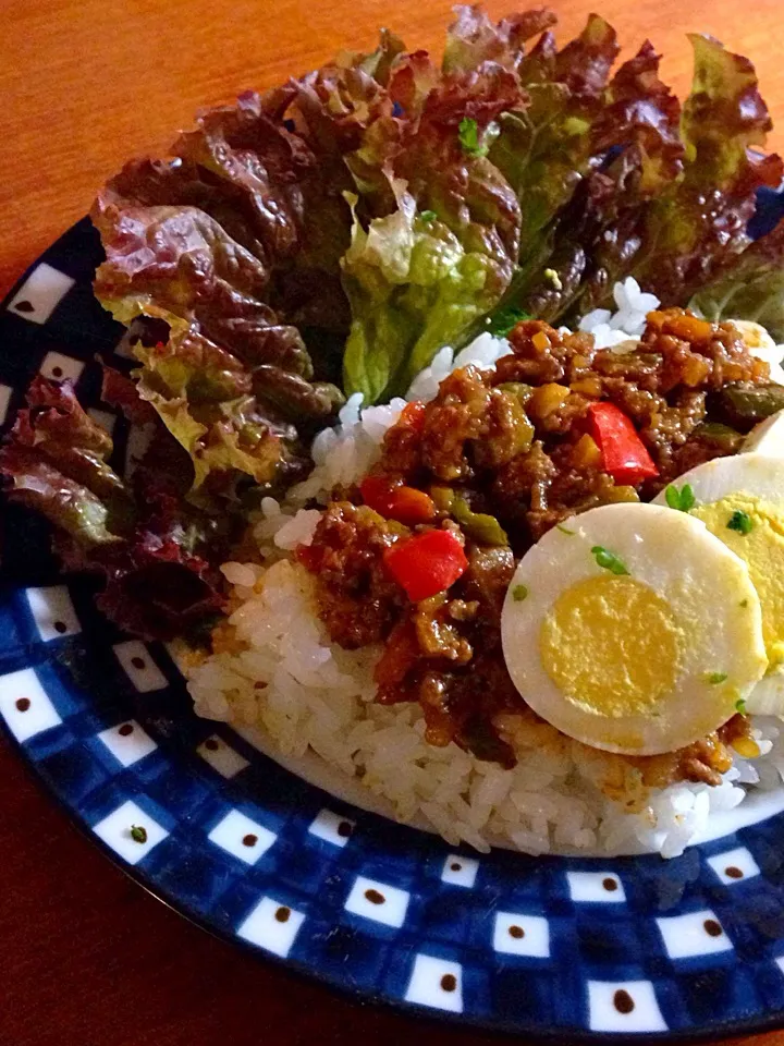 フツーのごはん🌸夏野菜いっぱいのドライカレー🎵サニーレタスで包んでも混ぜても👍|しゅう❷さん