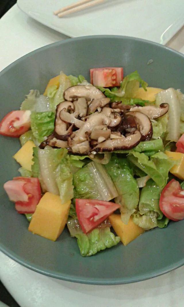 Snapdishの料理写真:Fresh mushroom garden salad|Aj Leeさん