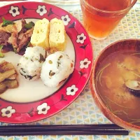 セロリとおかかのおにぎり、だし巻き玉子、牛肉とピーマン炒め、焼きナス、しじみの味噌汁|ayakaさん