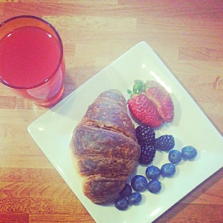 My breakfast -  brioche and fruit|Ramona Piさん