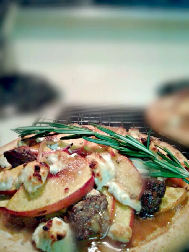 Roasted Ethiopian Spiced Lamb Belly, Goat Cheese, & Spiced Peach Pizza.|Bryan S. Mooreさん