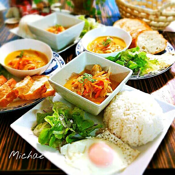 残り物de朝ごはん♪(*^^*)
＊チキンのトマトココナッツ煮
＊サラダ
＊目玉焼き
＊パンorライス|michaeさん