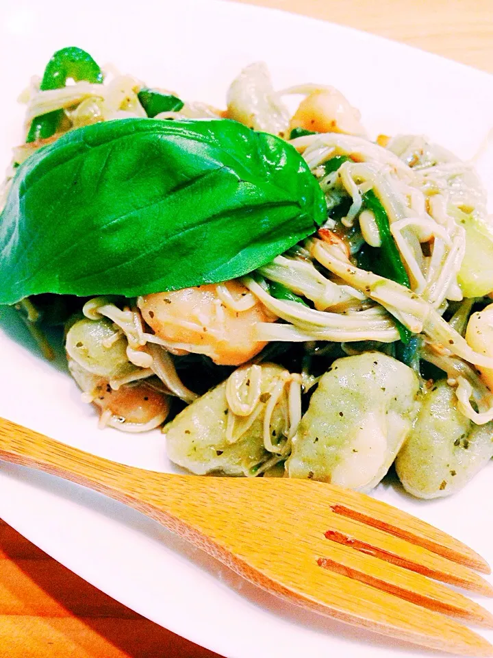 Snapdishの料理写真:Enoki mushroom pasta n gnocchi w basil sauce #vegan|Leahさん