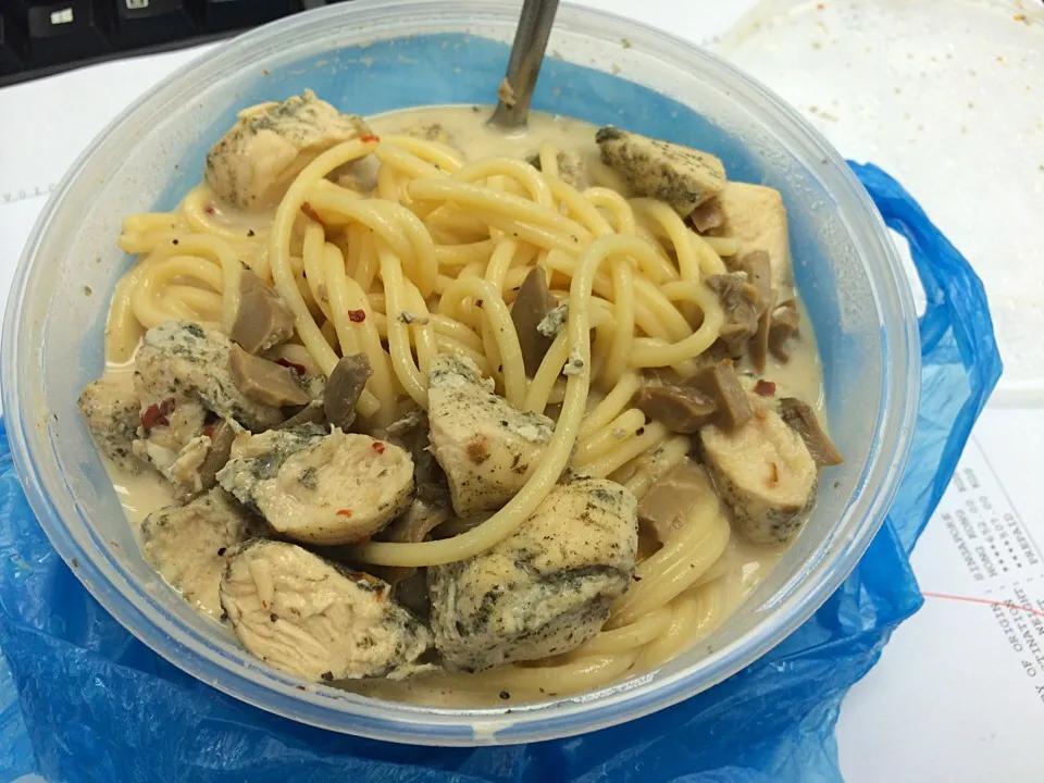 Snapdishの料理写真:Homecooked chicken spaghetti with mushroom cream sauce|Ellaさん