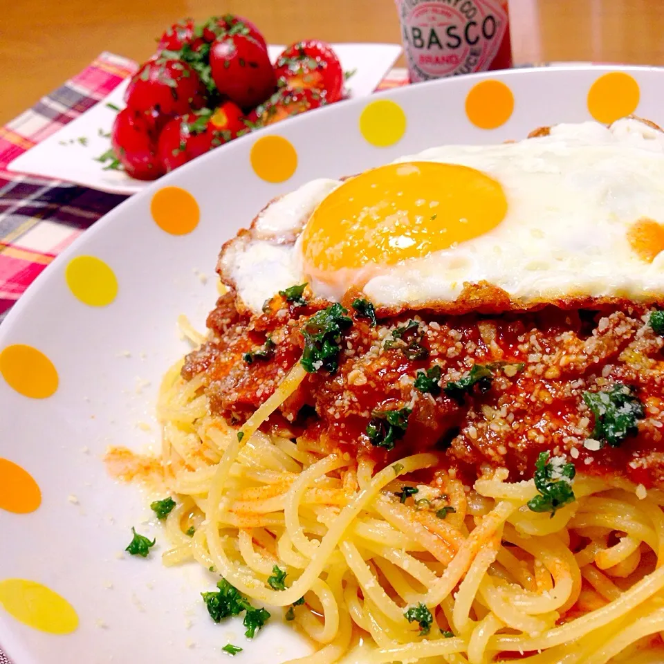 Snapdishの料理写真:目玉焼き乗せミートソーススパゲッティとトマトのサラダ|あぃあぃさん