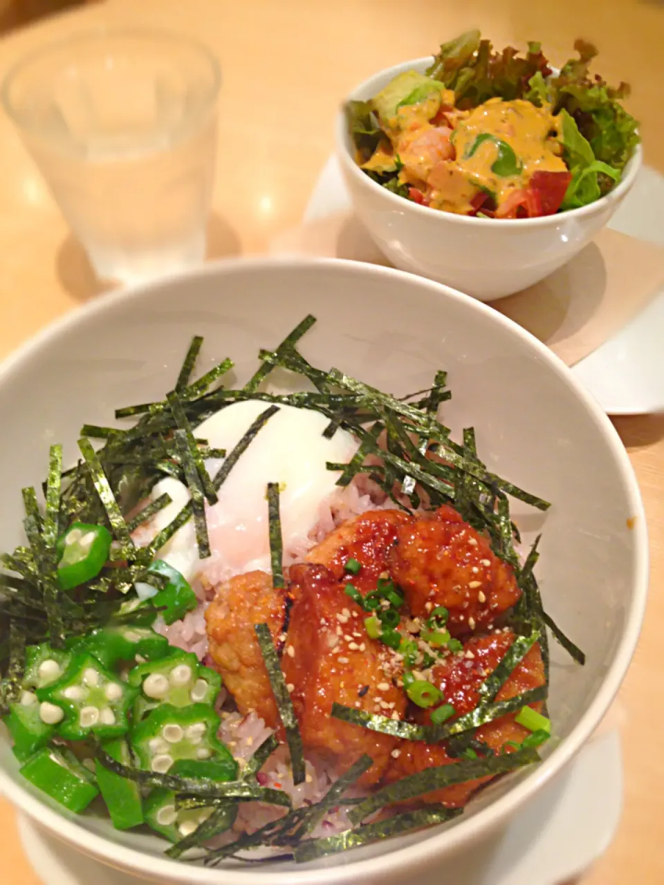 鶏つくね丼とエビアボカドサラダ。|あいさん