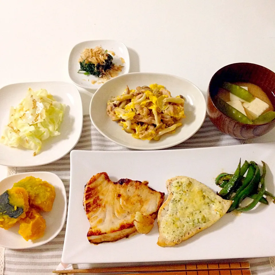 めかじきの塩麹焼き&タルタルパン粉乗せ焼き・豚肉と卵の炒め物・かぼちゃ煮・キャベツのごま油和え・ほうれん草のお浸し・お味噌汁(絹さや、豆腐)|Accaさん