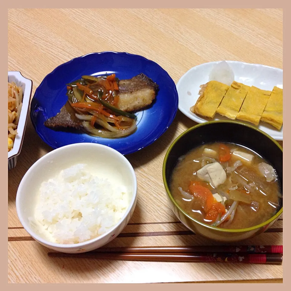 Snapdishの料理写真:カレイの竜田揚げあんかけ、だしまき、豚汁|ami✞♡さん