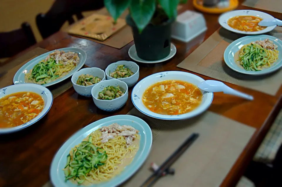 Snapdishの料理写真:バンバンジー麺、新潟競馬場の食堂ではボンボンジー麺と言うようだ。アジアンスープ、鶏皮とキュウリの酢の物。|Keisei Chouさん