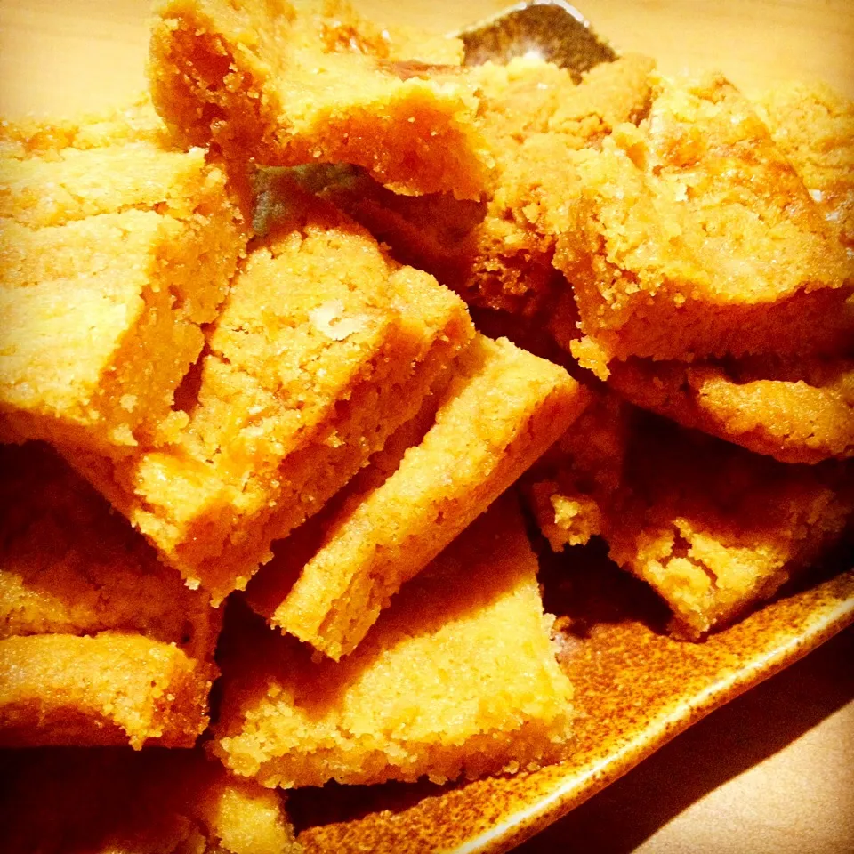 Sticky Brown Sugar Shortbread Cookie Slices|Emanuel Hayashiさん