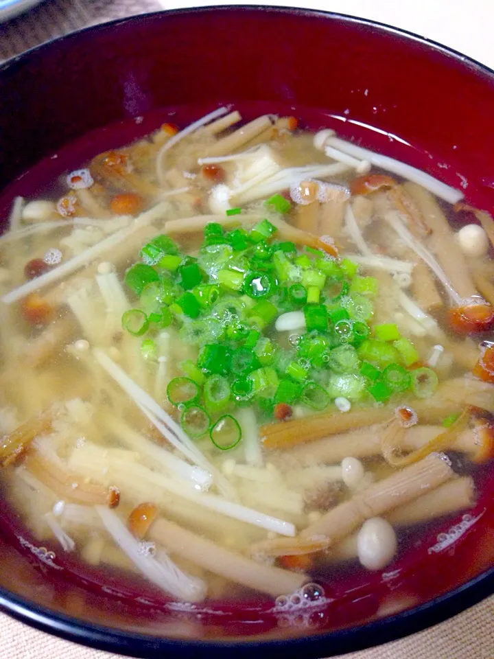 ブラウンえのきとえのき茸の味噌汁🍀|デミさん