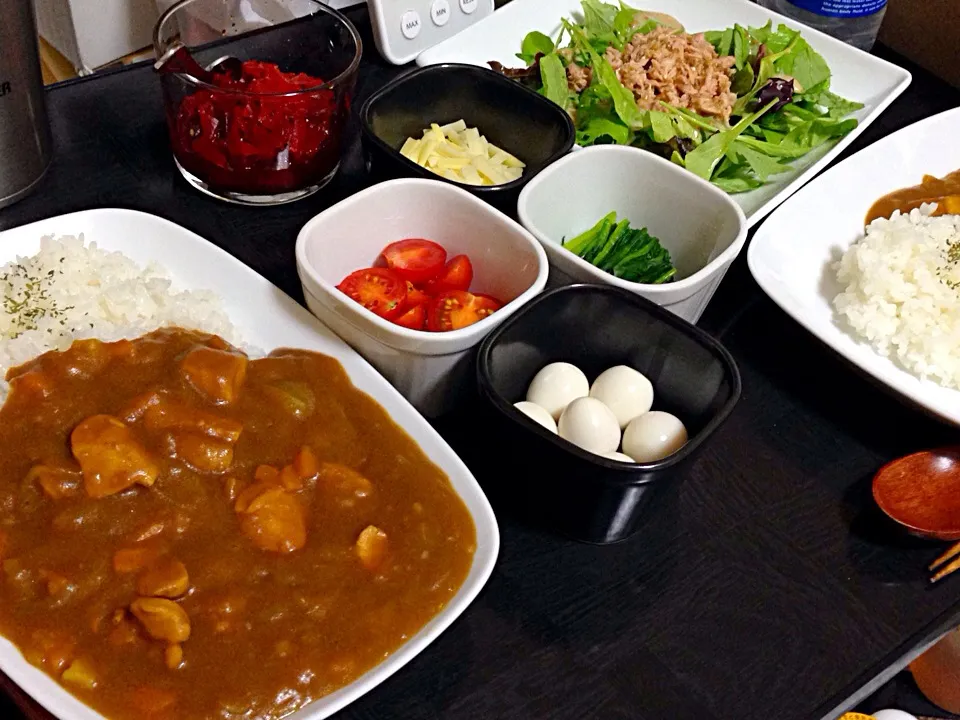 今日の晩ご飯は、トッピングチキンカレー、ベビーリーフとツナのサラダ。|ゆえさん