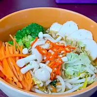 Snapdishの料理写真:Shrimp Egg Noodle Tom Youm Soup
 #shrimp #eggnoodle #shimeji #mushroom #brocolly #fishcake #carrot #beansprouts|Jessica - 林惜佳さん