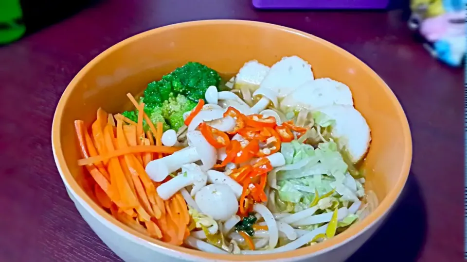 Shrimp Egg Noodle Tom Youm Soup
 #shrimp #eggnoodle #shimeji #mushroom #brocolly #fishcake #carrot #beansprouts|Jessica - 林惜佳さん