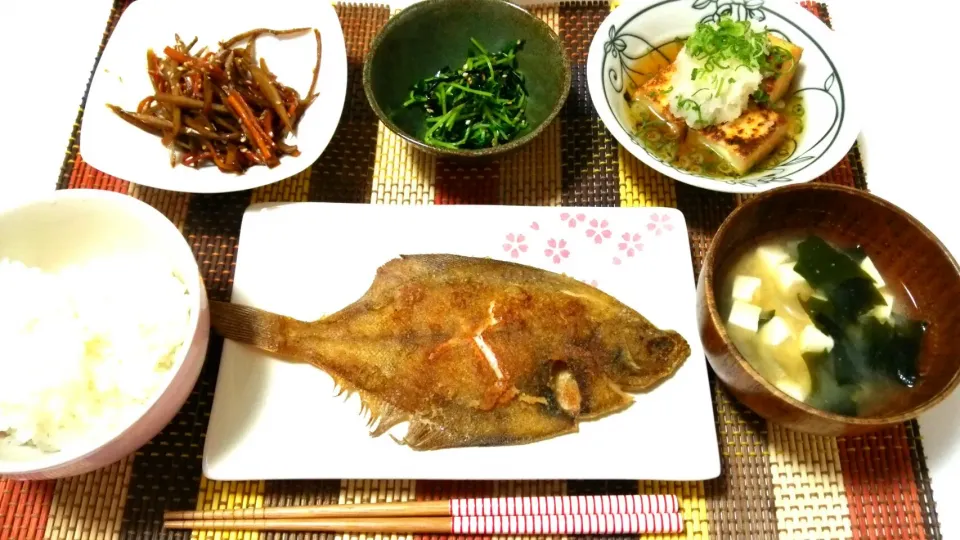 カレイの唐揚げ、きんぴらごぼう、豆苗の塩昆布和え、厚揚げの揚げ出し豆腐風、お味噌汁♡|yuiさん