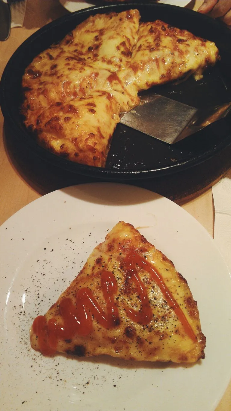 TGIFD! BAM !Mozzarella cheese pizza. Cheatmeal of the day|AngelaVoさん