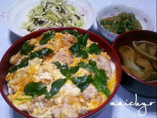 親子丼  ハルちゃんのやみつきサラダ  インゲンのピーナッツ和え  みつばと麩のお吸い物|maichyoさん