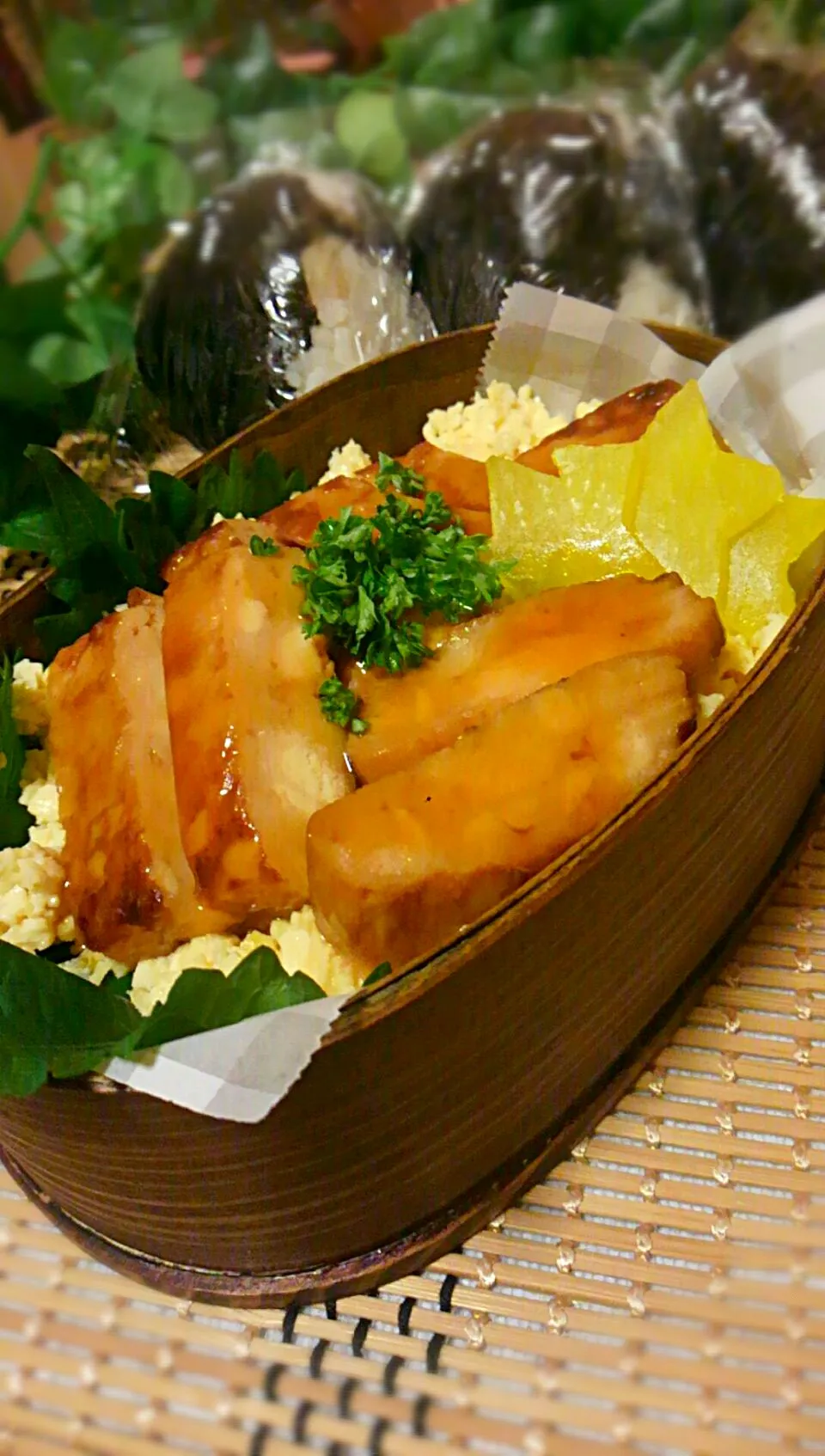 今日の男２人弁当ぅ~  息子っち(チキン弁当)
パパ (お握り)|kimikimi󾬍さん