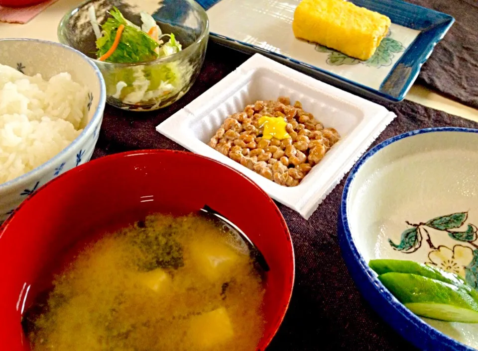 朝ごはん＊納豆、だし巻き玉子、野菜小鉢、漬物、豆腐とわかめの味噌汁|ひかるんさん