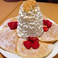 Snapdishの料理写真:ストロベリーココナッツパンケーキ|ミツコさん