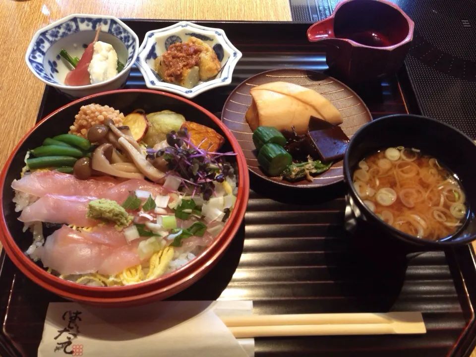 金目鯛の錦秋丼。茗荷の香りと素材のお味を満喫。|たけうちさん