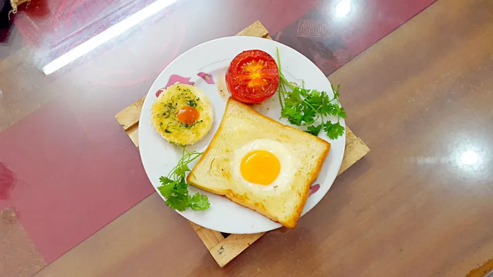 Garlic Butter Bread with Egg and Tomato|Tran Thanh Thuさん