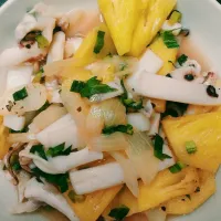 Snapdishの料理写真:SQUID w pineapple and onion. #soyummytodie|AngelaVoさん