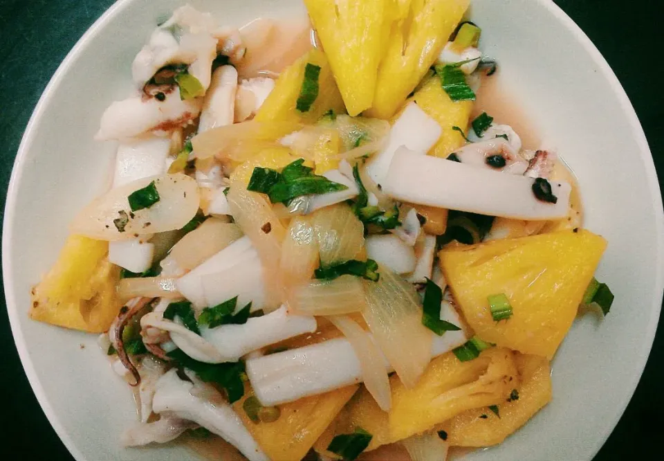 SQUID w pineapple and onion. #soyummytodie|AngelaVoさん