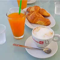 Italian breakfast 😋😋so good 
 #juice #cappuccino #brioche|Ramona Piさん