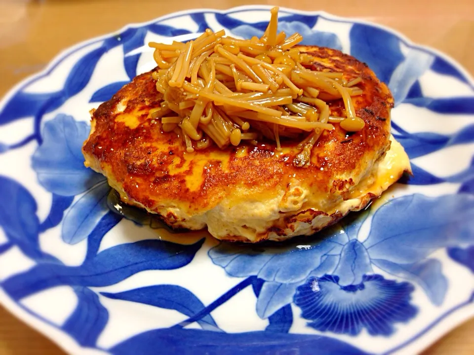 Snapdishの料理写真:手作りなめたけのせ、鳥ひき肉と豆腐のハンバーグ♡♡|えいぽんさん