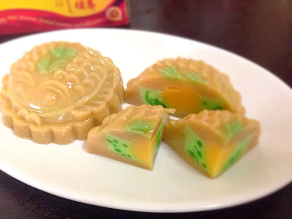 Snapdishの料理写真:Chendol jelly mooncake|sharon teoさん