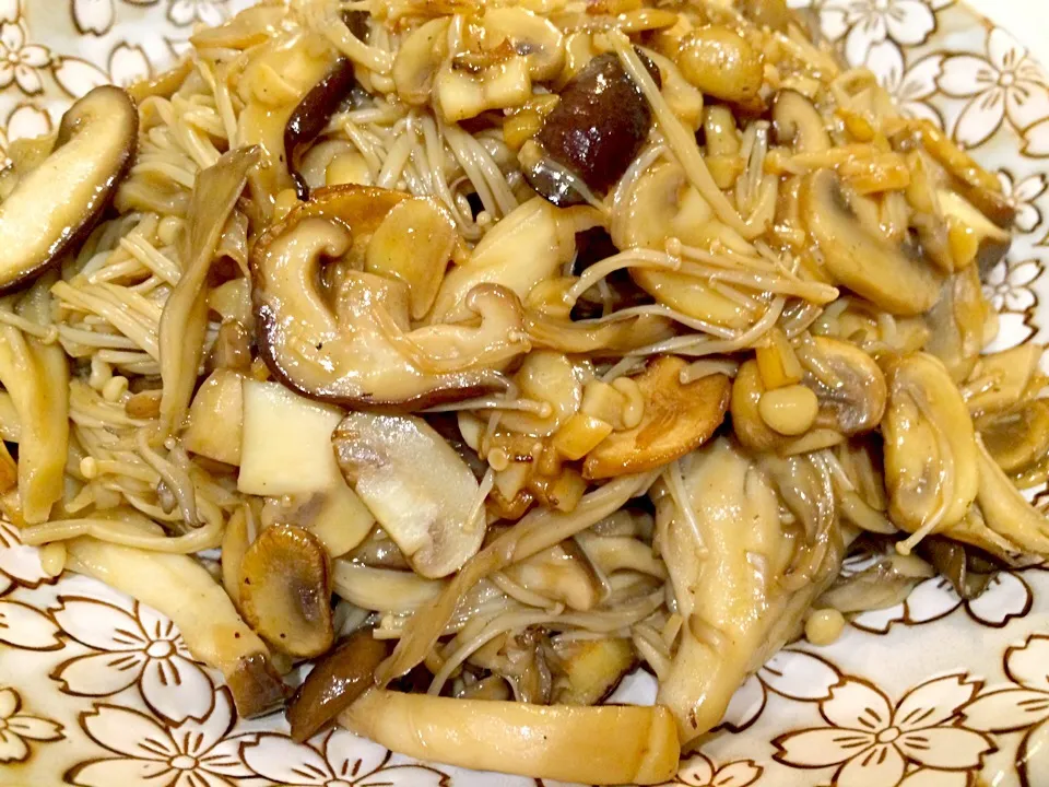 いろいろキノコのガリバタソテー|gintanさん