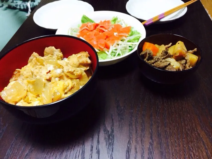 Snapdishの料理写真:親子丼とサラダと肉じゃが|もえさん