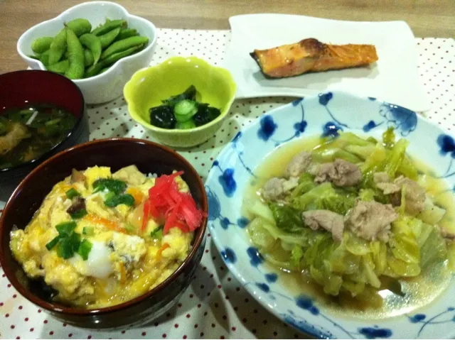 親子丼・豚肉とキャベツのコンソメ黒コショウ煮・塩鮭・キュウリわかめ酢の物・枝豆・えのきニラすまし汁|まーままさん