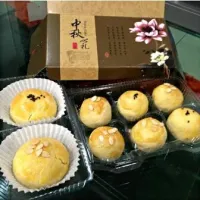 Snapdishの料理写真:shanghai mooncake & mooncake mini|HUI QINさん