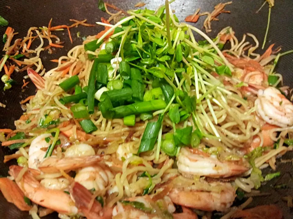 Shrimp Yakisoba with carrots, pea shoots and scallions.|Kkartsさん