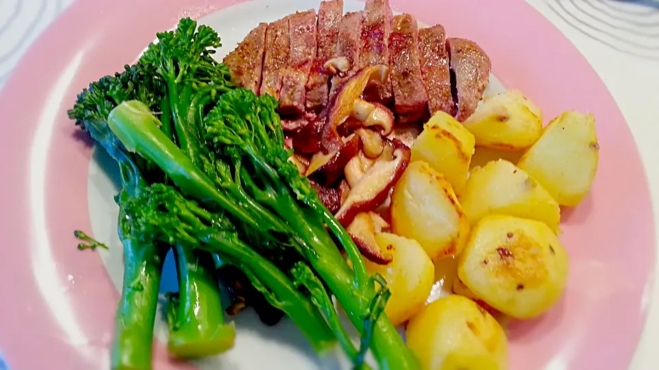 roasted #duck with #bimi and #mushrooms|Hans Stavleuさん