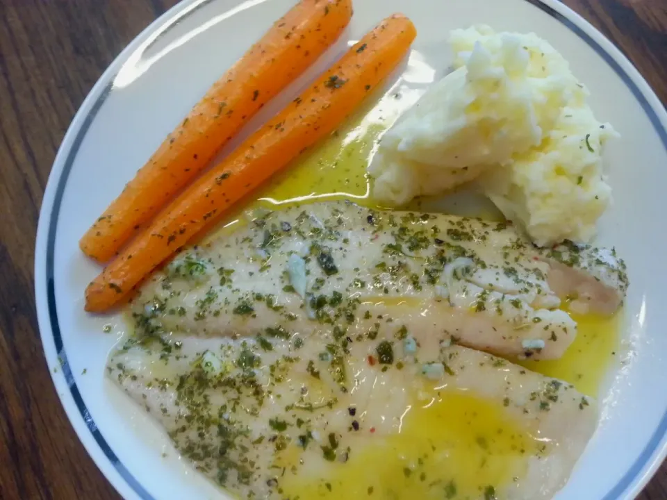 grilled fish with garlic lemon and butter souce, grilled carrots and mashed potatoes|Karolynn Bachmannさん