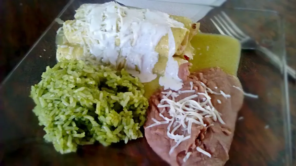 Enchiladas Suizas con arroz verde y refritos|Javier Rdz.さん