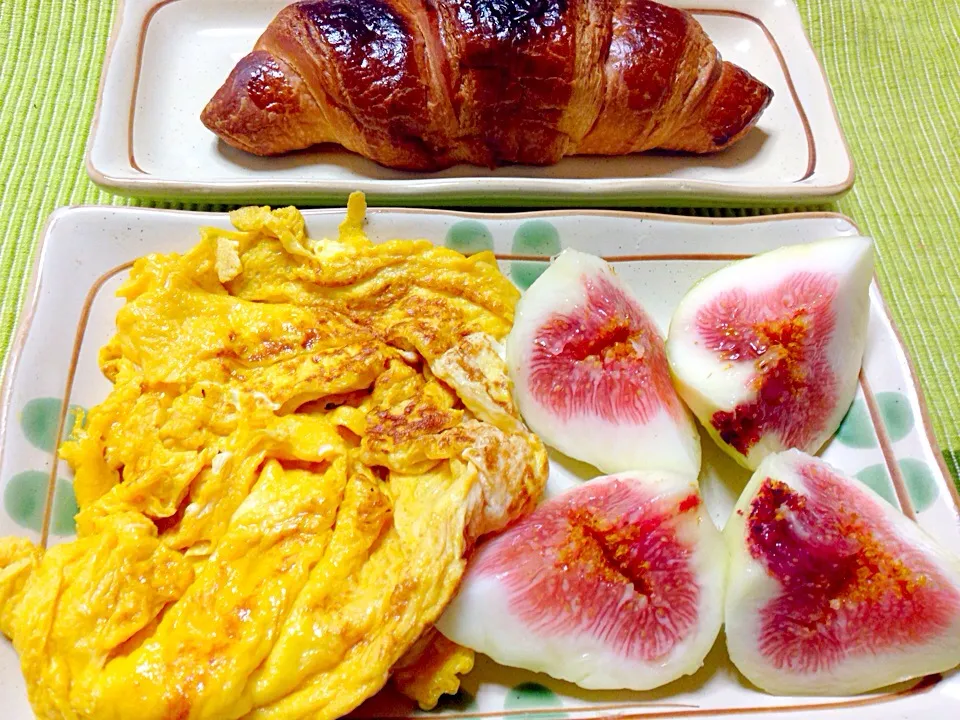 Croissant, scrambled egg and figs|Ditto Molledaさん