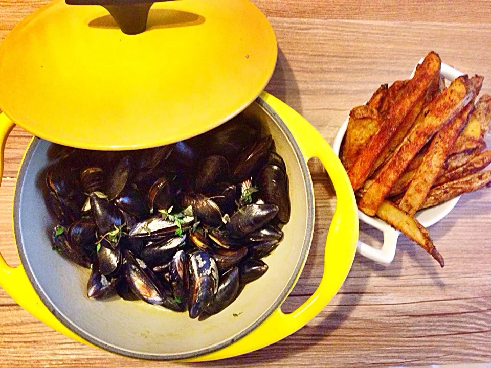 Mussels in butter white wine sauce with oven-baked french fries|Misstyさん