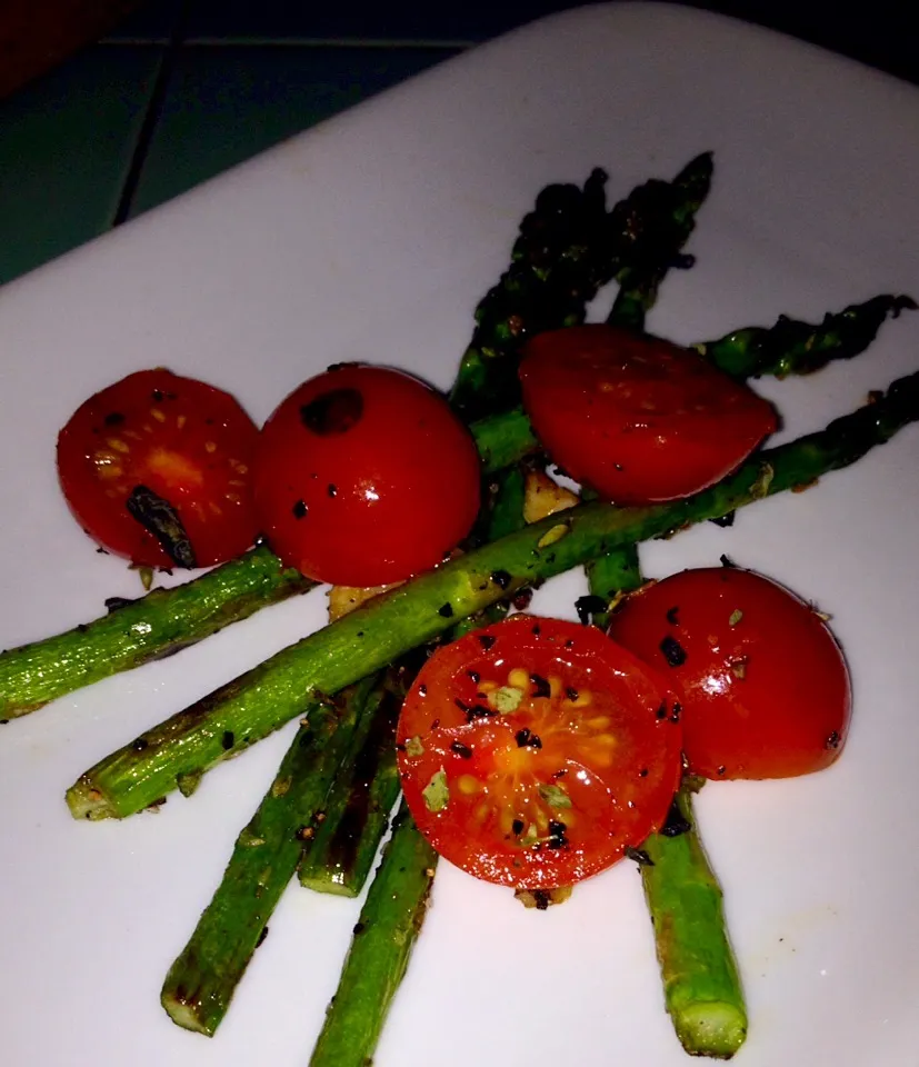 Seared Asparagus w/cherry tomatoes.|henry mauldinさん