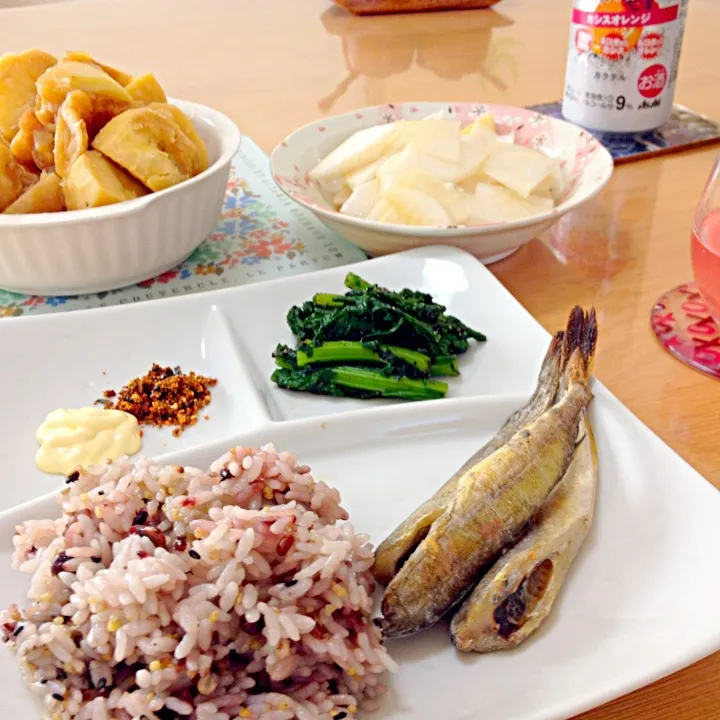 十六穀米・氷下魚の一夜干し・大根の浅漬けっと今日もダイエットメニューで早夕飯🍴|ちーねーさん