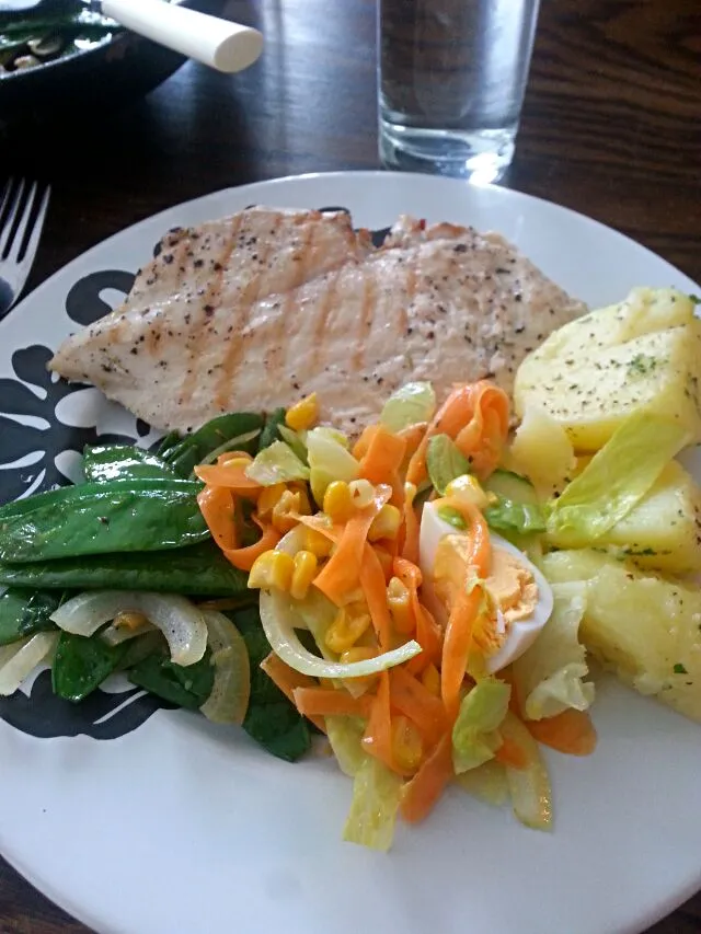 Snapdishの料理写真:grilled chicken with parsley potatoes and veggies|Karolynn Bachmannさん