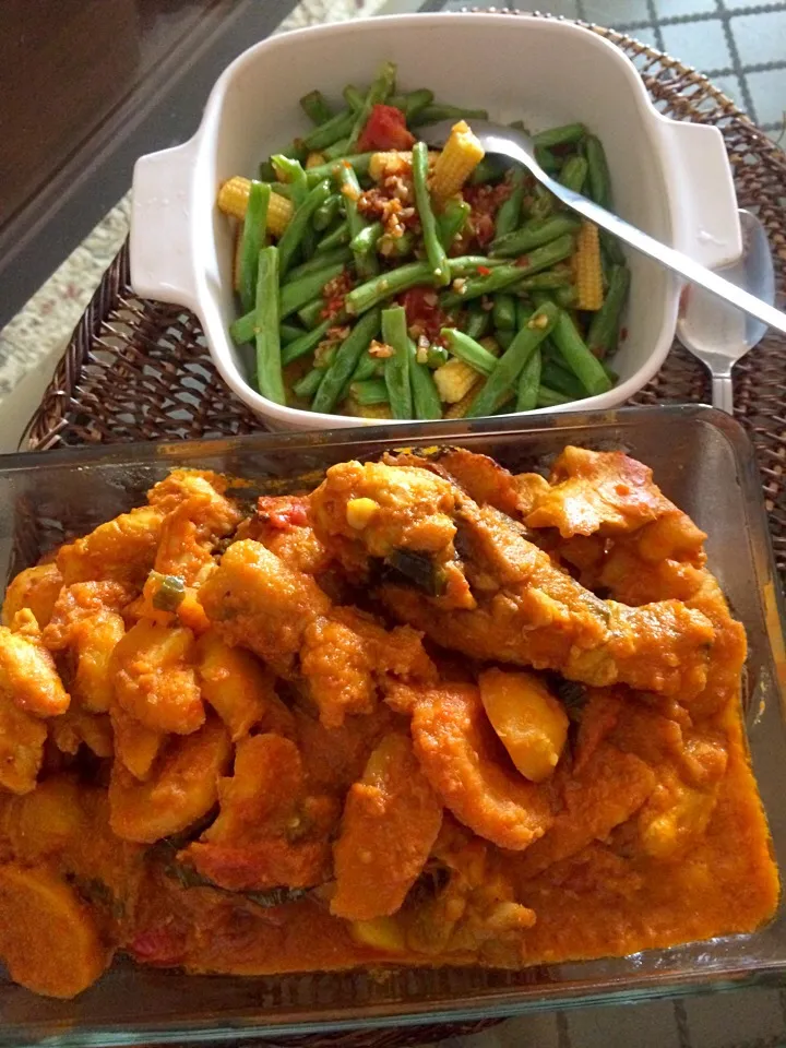 Fried Chicken & potatoes mixed with a fresh herbed gravy & a garlic-chilly vege mix.|Ismahan Khanさん